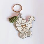 Llavero madera personalizado carrito bebé