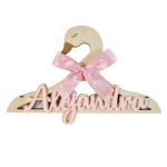Percha cisne madera con nombre rosa - Imagen 2
