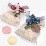 Bolsa de puntilla con un jabón en forma de rosa