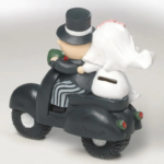 Figura hucha tarta boda novios en moto - Imagen 2