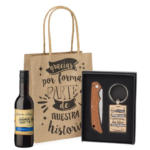 Botella de vino con llavero de madera y navaja detalle de boda - Imagen 2