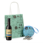 Botella vino con juego pasatiempos en monedero detalle boda - Imagen 2