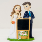 Figura para tarta novios con pizarra - Imagen 3