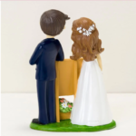Figura para tarta novios con pizarra - Imagen 2