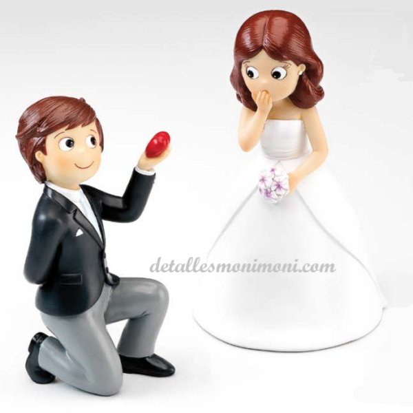 Novio entregando corazón a novia